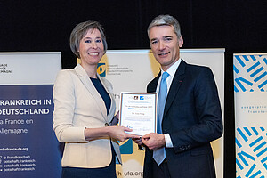 Eva Feig - Prix de la meilleure thèse - et Philippe Gréciano, Président de l’UFA - Crédit : Jacek Ruta/DFH-UFA.