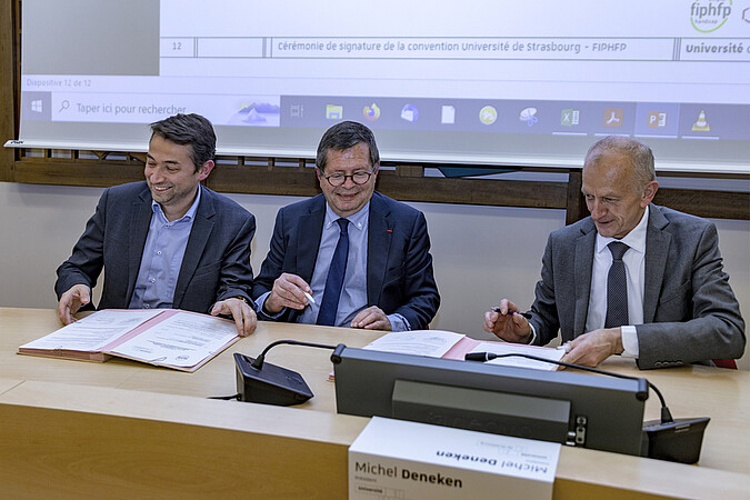 Lors de la signature de gauche à droite : Alexandre Schnell (Banque des territoires), Marc Desjardins (FIPHFP), Michel Deneken (unistra). Crédit Schroder/Unistra.