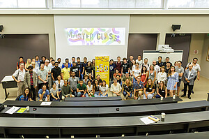 L'ensemble des participants et des intervenants de la masterclass. © Nicolas Busser - CNRS