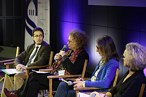 Valérie Gibert (DGS Unistra, présidente de l'ADGS, au micro), entourée d'Ali Fehri (ministère ESR), Catherine Nave Bekhti (Sgen-CFDT) et Fabienne Chol (Région Ile-de-France). © Seb Lascoux pour News Tank 