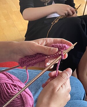 Première étape, les bases du tricot. © Eléna Hernandez