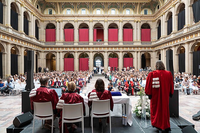 L’aula Marc Bloch est comble pour la cérémonie des docteurs 2024. © Lilia Zanetti