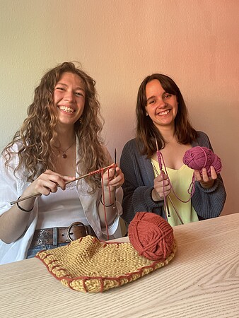 Noémi Célérier (à droite) et Clara Muller (à gauche) ont mis en place un atelier de tricot entre amis. © Eléna Hernandez
