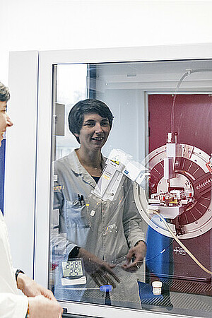 Pour rejoindre le bureau d’Amélie Aubert (équipe Bise), au 3e étage, le diffractomètre de 800 kg a été démonté en trois morceaux par son fabricant ! Photo C.Schröder/Unistra