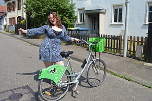 Alix Melison accompagnée de son vélo, nommé "le Slayeur". © Eléna Hernandez