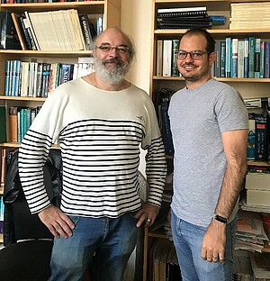Renaud Toussaint, spécialiste des séismes, avec l'un de ses doctorants, Laciel Alonso Llanes. Crédit PB