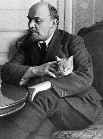 Lénine et son chat reçoivent le journaliste américain L. Ayre au Kremlin, le 21 février 1920. © DR