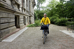 Catherine Schröder sur son vélo. © Eléna Hernandez