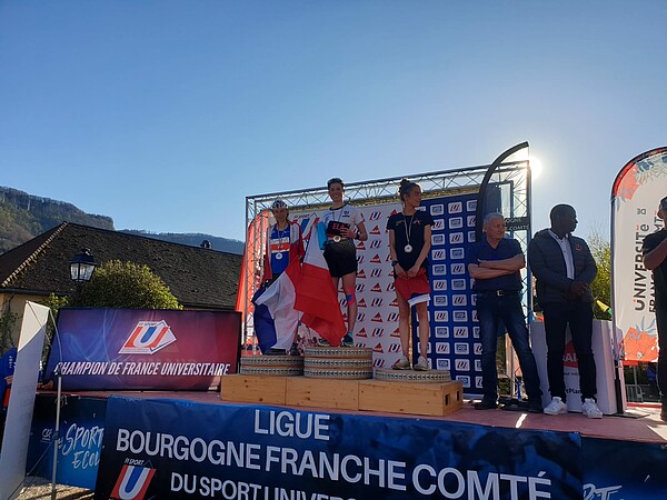 Claire Meyer, au sommet des marches du podium du championnat de France universitaire 2022.