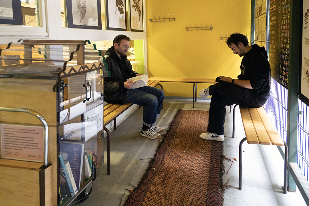 La « boîte à lire » a pris ses quartiers d’automne dans l’espace Fée de la Faculté des sciences de la vie. Elle peut aussi être installée dans le Jardin botanique voisin.