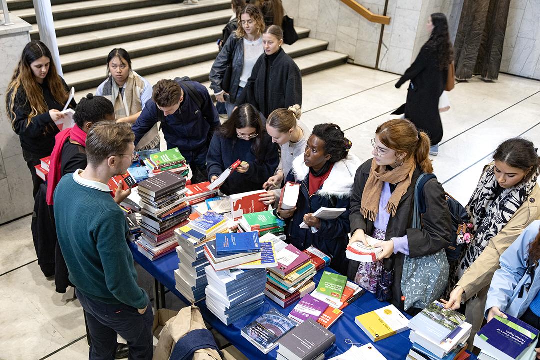 Les étudiants de la Faculté de droit sont venus nombreux profiter des nombreux ouvrages, mardi 8 octobre.