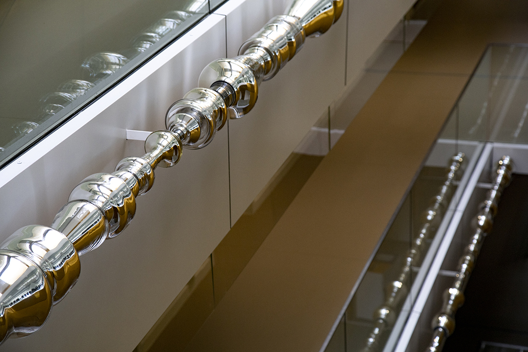 Fabriquée en verre argenté, cette création de Christelle Familiari intitulée « Un souffle miroir » est installée à l’intérieur du bâtiment Le Cardo. © Catherine Schröder/Unistra