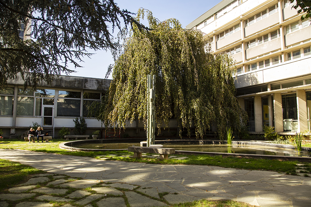 « L’esprit de la mathématique », sculpture de François Stahly, fut implantée en 1967 dans le jardin intérieur de l’UFR de mathématique et informatique et de l’École et observatoire des sciences de la Terre (EOST) © Catherine Schröder/Unistra