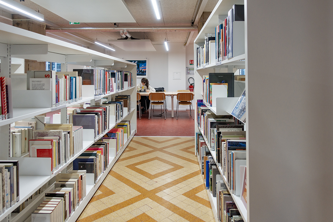 Conjuguer mémoire, contexte et création, un pari réussi pour l’Atelier d’architecture Philippe Prost. Ici, les carrelages jaunes d’origine donnent au rez-de-chaussée une touche originale.