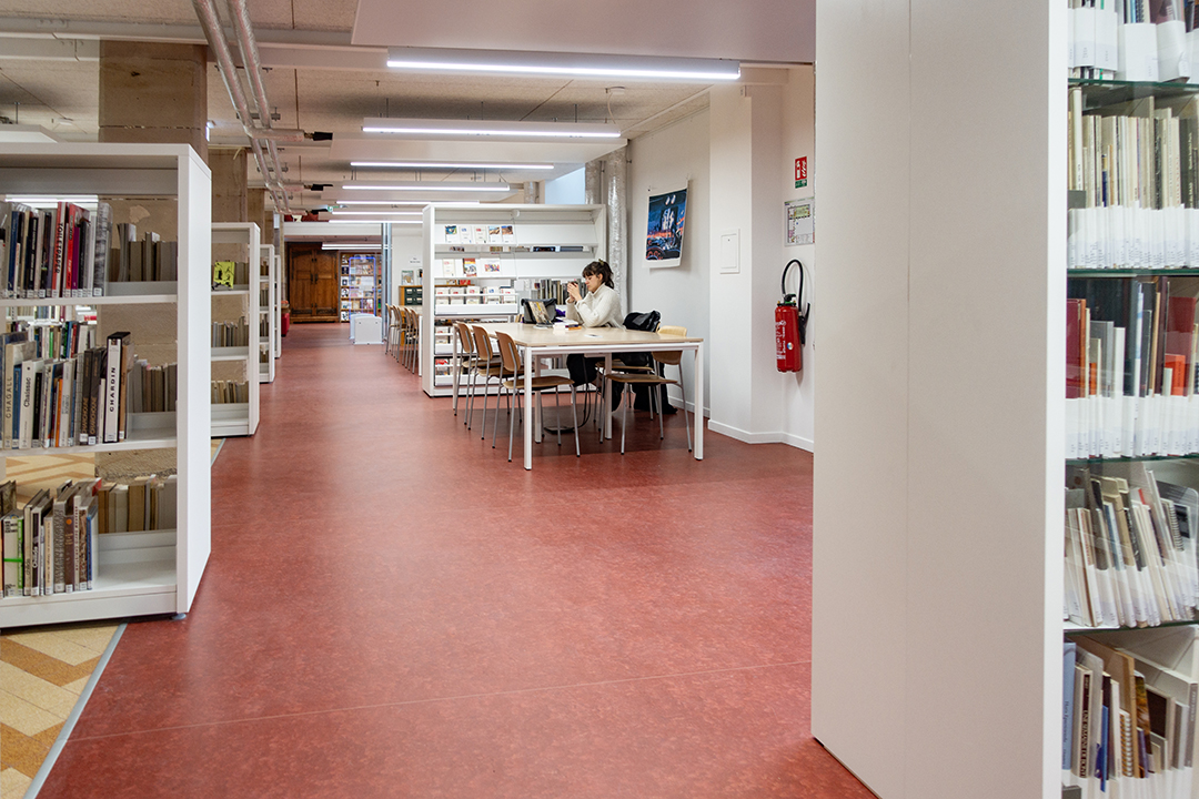 La bibliothèque est ouverte du lundi au jeudi, de 9 h à 18 h, et le vendredi de 9 h à 17 h.