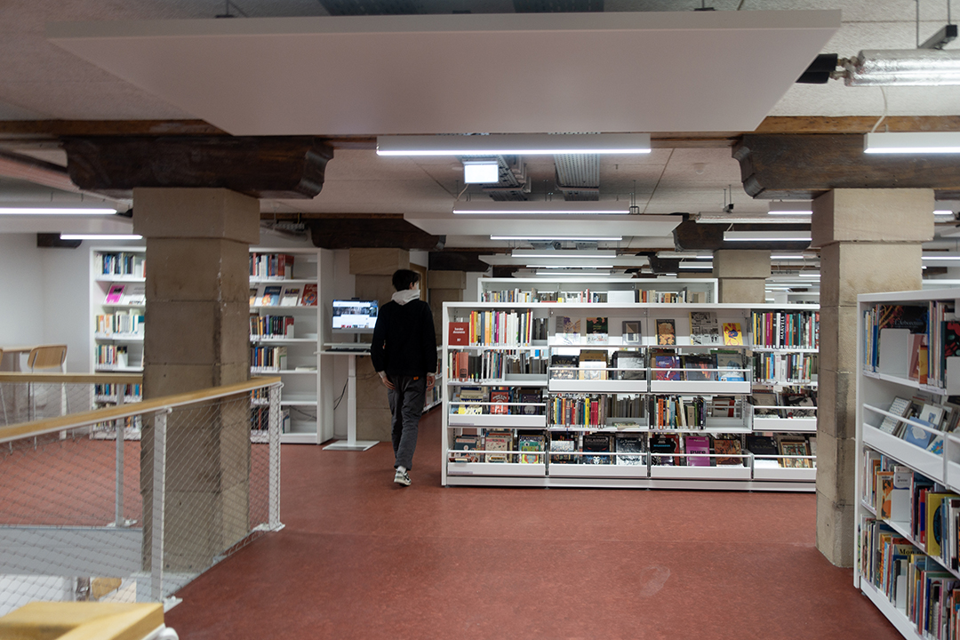 Des tablettes inclinées permettent aux bibliothécaires de proposer des sélections thématiques qui mêlent art et sciences.