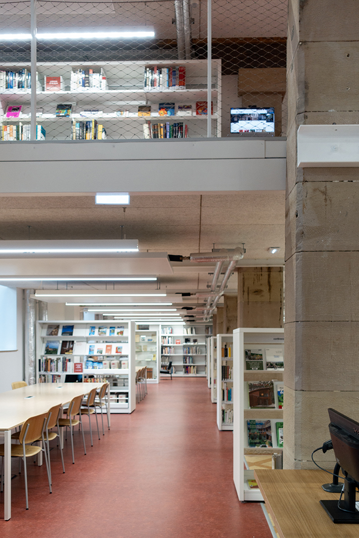 Sélectionner le mobilier qui s’adapte aux contraintes des piliers en grès du bâtiment d’origine, une réussite. Cette partie de la Manufacture est la plus ancienne de l’édifice.