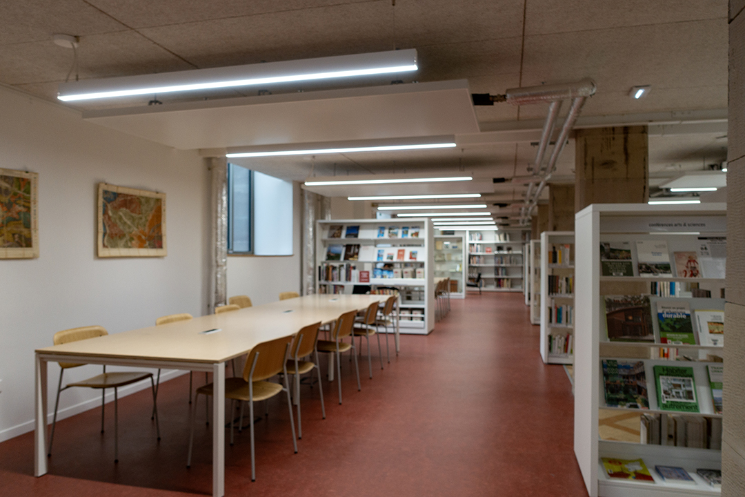 La bibliothèque se déploie sur une superficie de 720 m2, sur deux niveaux.