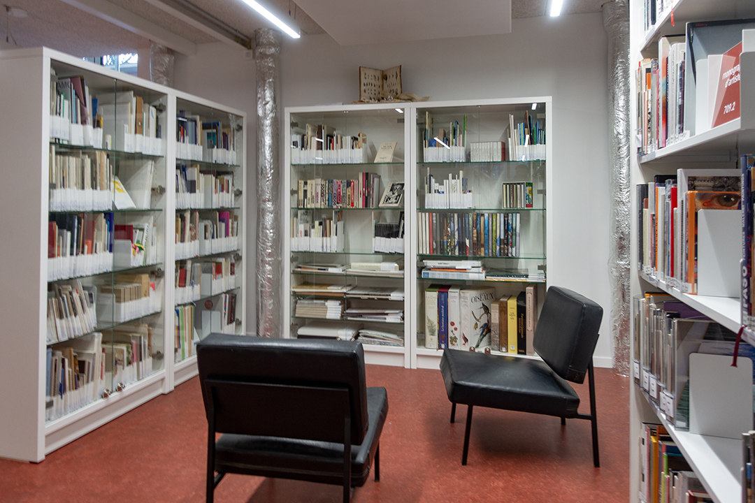 Dès le départ, l’intention était de récupérer du mobilier des anciennes bibliothèques de l’Eost, de la Hear et de l'Engees. Ici ces fauteuils, années 1970, proviennent de la bibliothèque de l’École des arts décoratifs.
