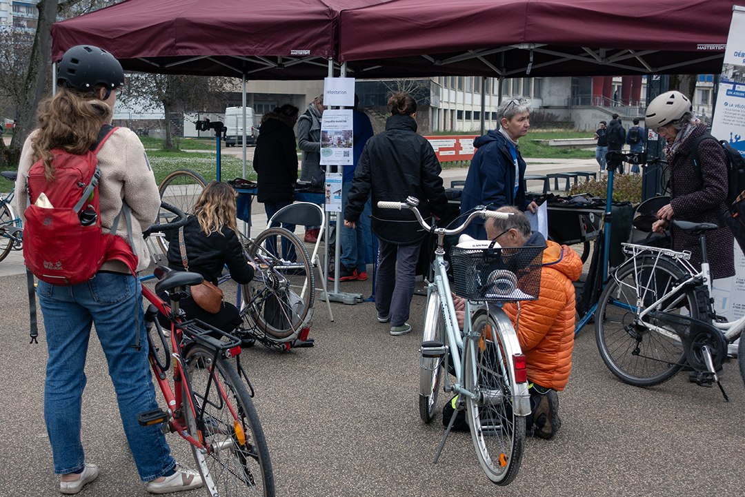 Une trentaine d’étudiantes, étudiants et personnels ont redonné une seconde jeunesse à leur vélo, grâce au savoir-faire de Vélostation qui a animé l’atelier, proposé dans le cadre de la journée dédiée à la mobilité durable. © Catherine Schröder/Unistra