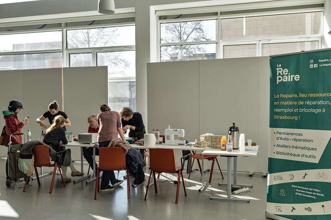 Des experts de la réparation ont prêté main forte  pour donner une nouvelle jeunesse aux petits appareils électroménagers et textiles. © C. Schröder/Unistra