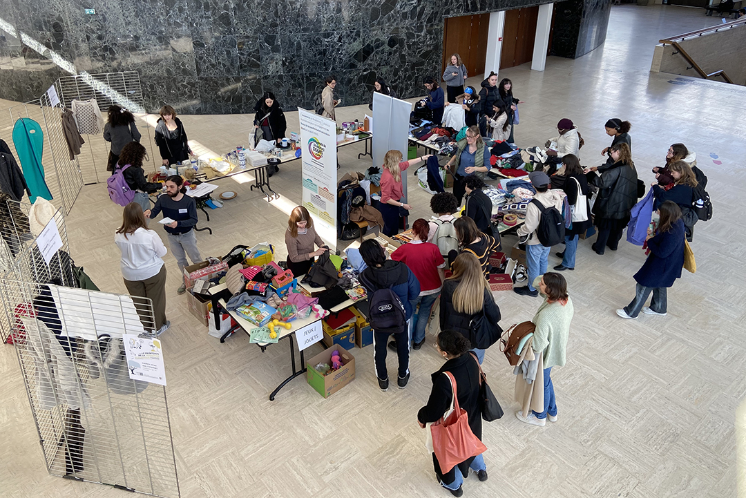 La gratiferia dans le hall du Patio, un stand où les étudiants et les personnels pouvaient se servir gratuitement parmi divers objets, vêtements et livres donnés par les personnels de l’université.