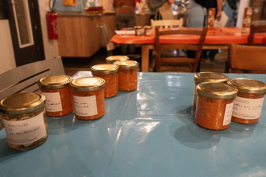 Au programme de cet atelier cuisine : découverte du principe de conservation par la lactofermentation et réalisation de tagliatelles de carottes à l'indienne et d'ail en saumure. Chaque participant a pu repartir avec ses bocaux à fermenter.