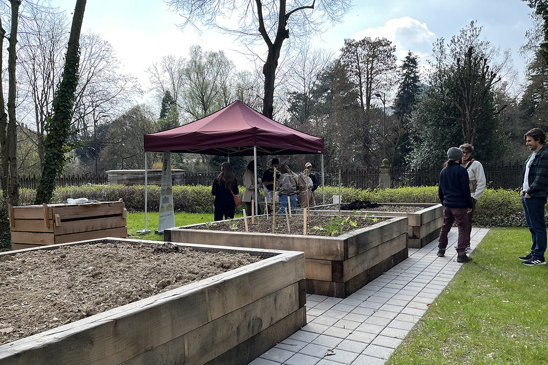 Présentation du jardin partagé du personnel situé au 43 rue Goethe et distribution d’un kit de jardinage (calendrier du jardinier, sachets de graines et mini-guide du jardinage au naturel).