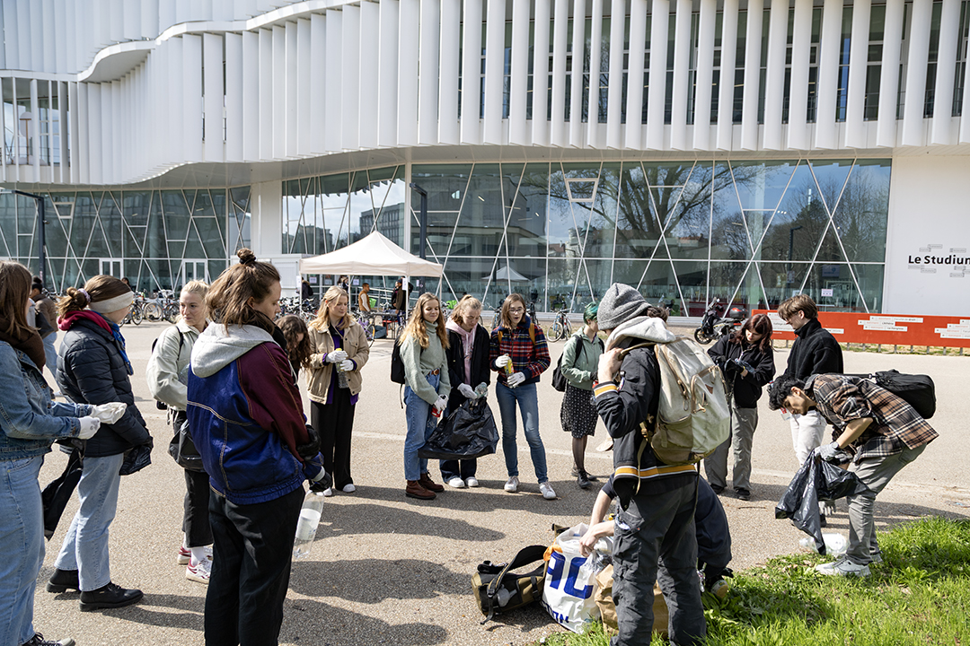 Le départ de la cleanwalk, une marche pour moins de déchets, a été donné devant le Studium. Celle-ci a été organisée en partenariat avec le Service de la vie universitaire et CleanWalker Strasbourg en rassemblant 19 étudiantes et étudiants. 
