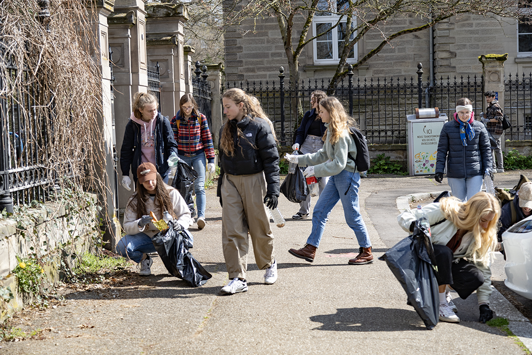 Ramassage des déchets rue de l’Université. Au total : 5 kg de déchets et environ 3 000 mégots ont été ramassés en 45 minutes. © C. Schröder/Unistra