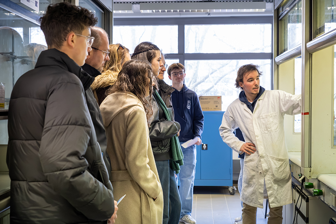 Sur le campus de Cronenbourg, les étudiants de l’École européenne d'ingénieurs en chimie, polymères et matériaux (ECPM) ont su captiver leur auditoire en réalisant des expériences.