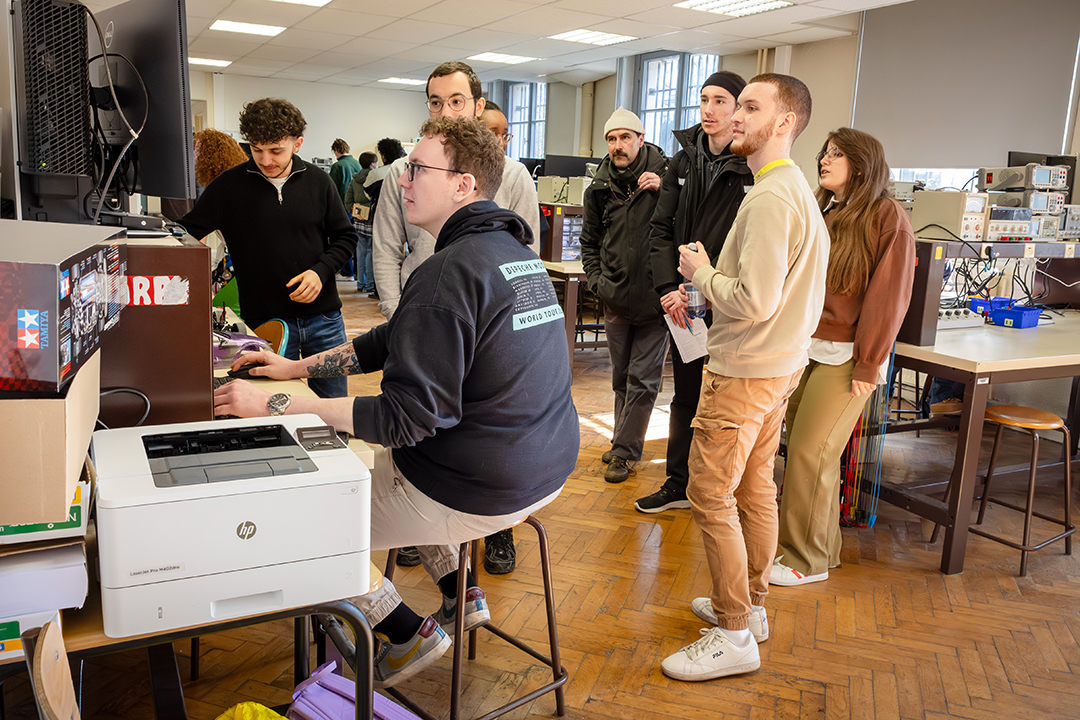 La Journée portes ouvertes (JPO) permet d'avoir un premier aperçu des matières enseignées, comme ici à la Faculté de physique et d’ingénierie.