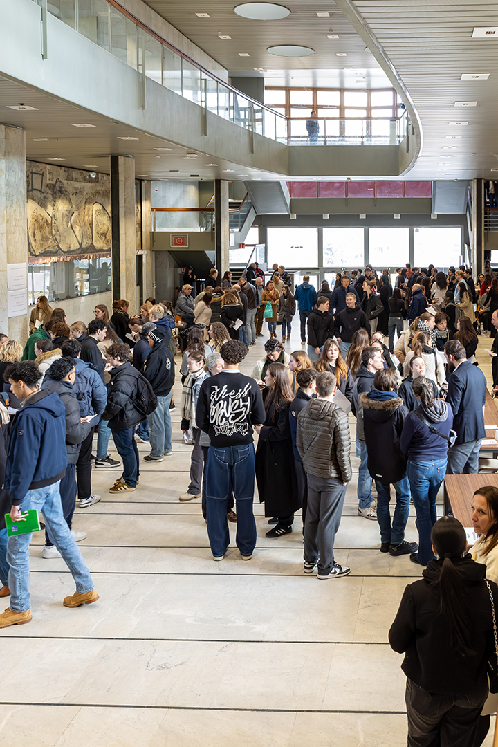 La JPO est l'occasion pour les lycéens de se renseigner sur les formations, mais aussi de visiter les espaces d’enseignement comme ici, à la Faculté de droit.
