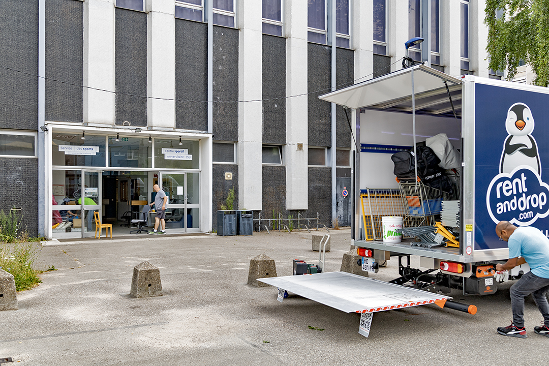 Avant la coupure de l’été, les équipes Service des sports (Suaps) s’active pour boucler le déménagement du matériel sportif, du bâtiment de l’allée Konrad-Roentgen vers le bâtiment flambant neuf du Centre sportif universitaire (CSU), quelque 300 mètres plus loin. © C.Schröder/Unistra 