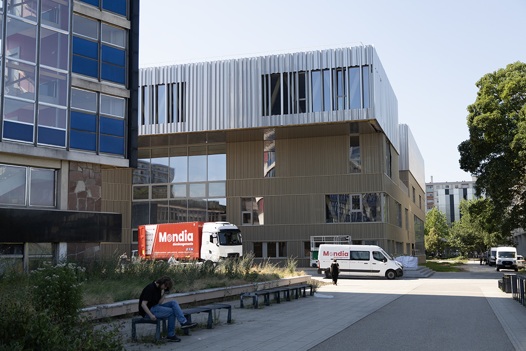Construit à côté de la Faculté de droit, le CSU s’intègre parfaitement dans le paysage du campus.