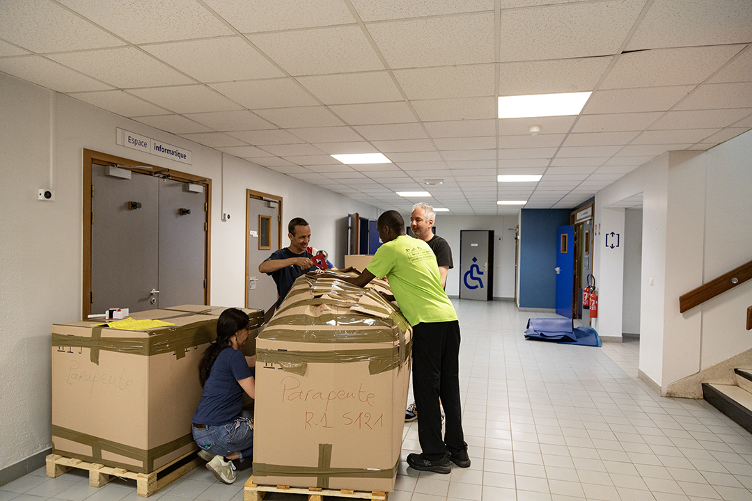 C’est avec bonne humeur que les personnels participent à l’emballage du matériel de parapente. © C.Schröder/Unistra