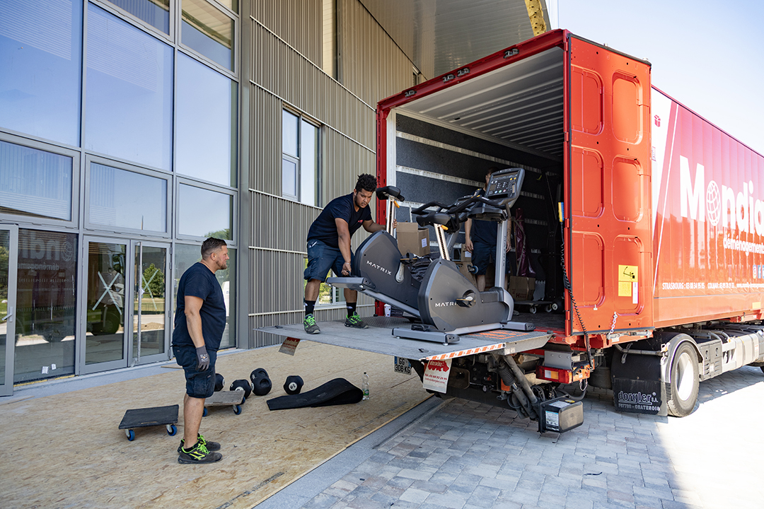 Pendant ce temps, le camion des déménageurs professionnels est vidé petit à petit des lourds engins de la salle cardio-training et musculation au CSU.