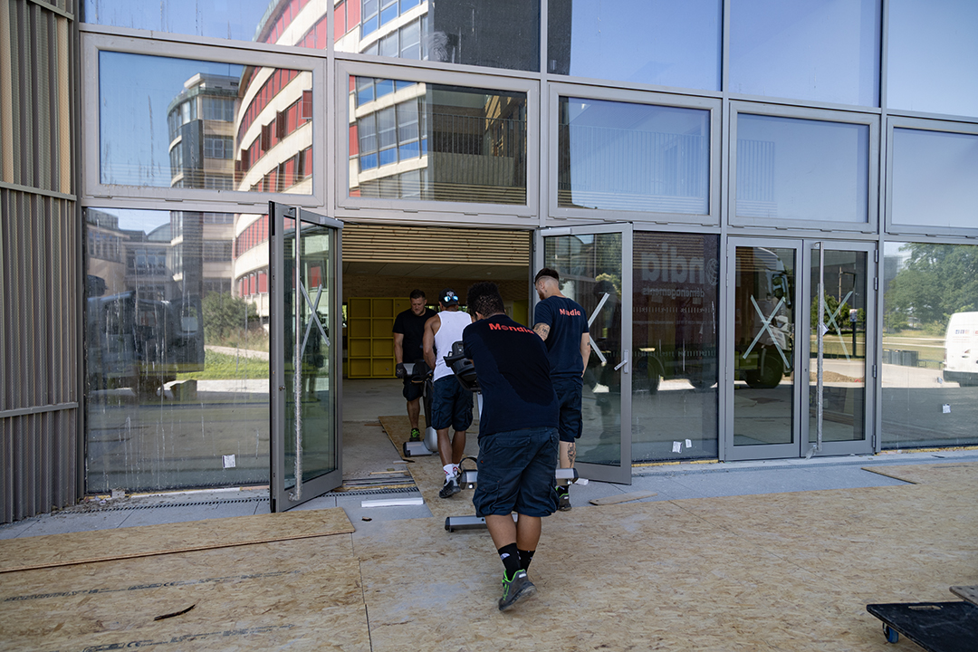 Certains matériels sont transportés au 1er étage par l’escalier, entiers ou démontés. © C.Schröder/Unistra 