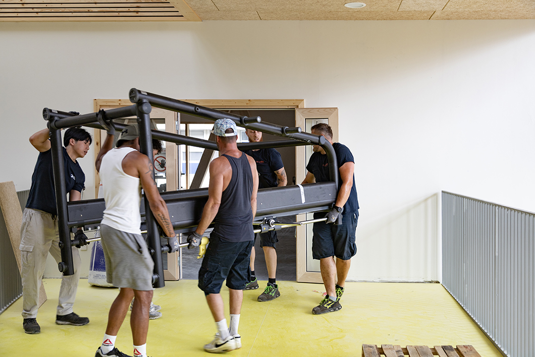 Il a fallu pas moins de six professionnels pour déplacer cet équipement non démontable. Son envergure a nécessité plus d'un essai pour le rentrer dans la salle.