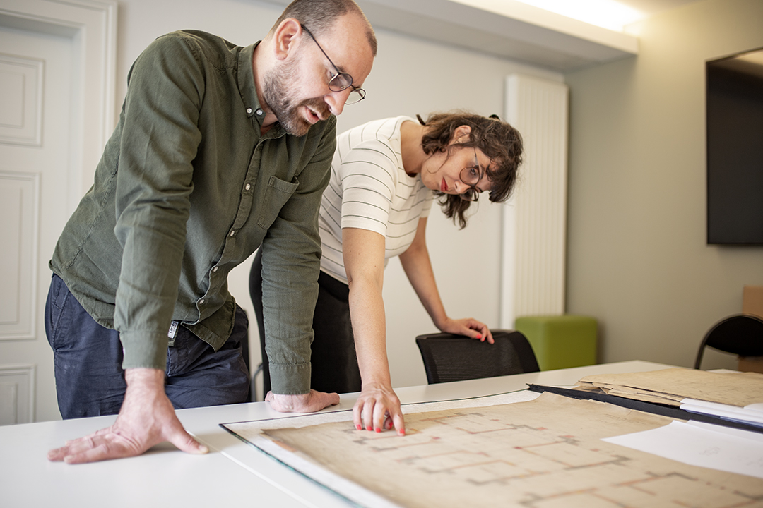 Un travail préparatoire, en collaboration entre  Loïc Lang (DPI) et Lucile Schirr (Service des archives) a permis de prendre connaissance de tous ces plans patrimoniaux, de leur qualité de conservation, de leurs description, pour élaborer un cahier des charges minutieux. © C.Schröder/Unistra