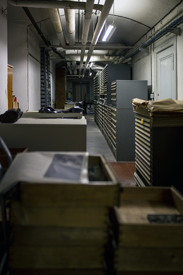 Couloirs du sous-sol où des objets des collections de paléontologie attendent d’être inventoriés