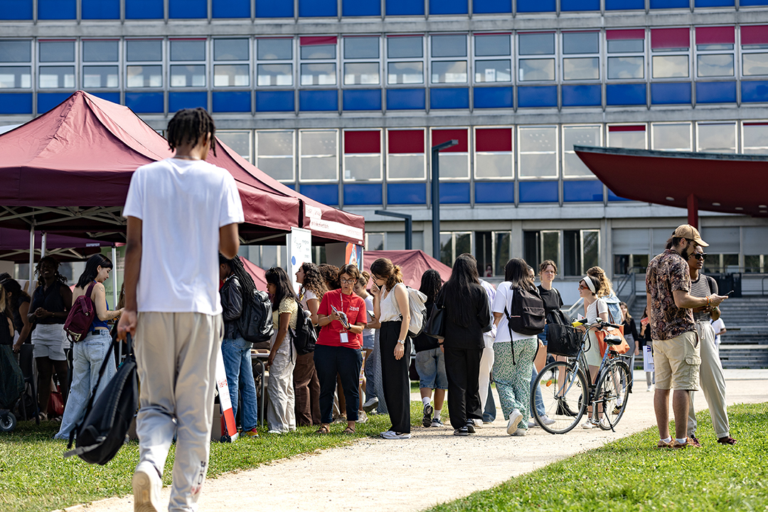 Les étudiants s'informent sur les différents services proposés par l'université et ses partenaires lors de l'évènement Vie des campus le 3 septembre. © Catherine Schröder / Unistra 