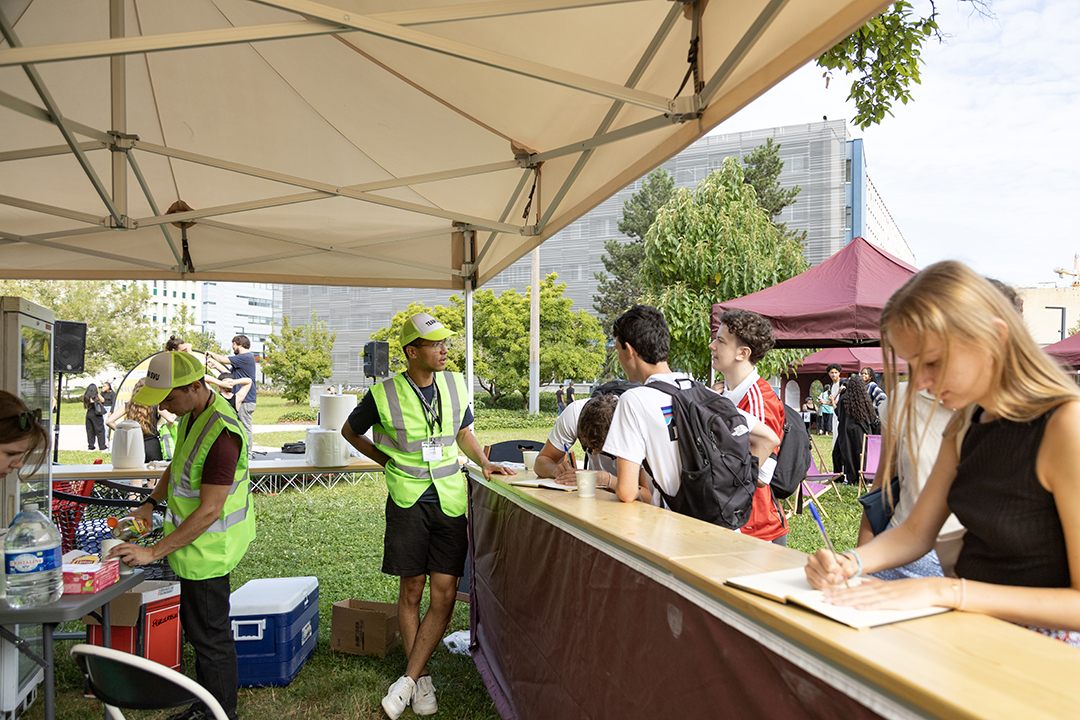 Les équipes étudiantes du Service de la vie universitaire (SVU) sont mobilisés pour rafraichir les visiteurs et personnels en cette chaude journée. © Catherine Schröder / Unistra 