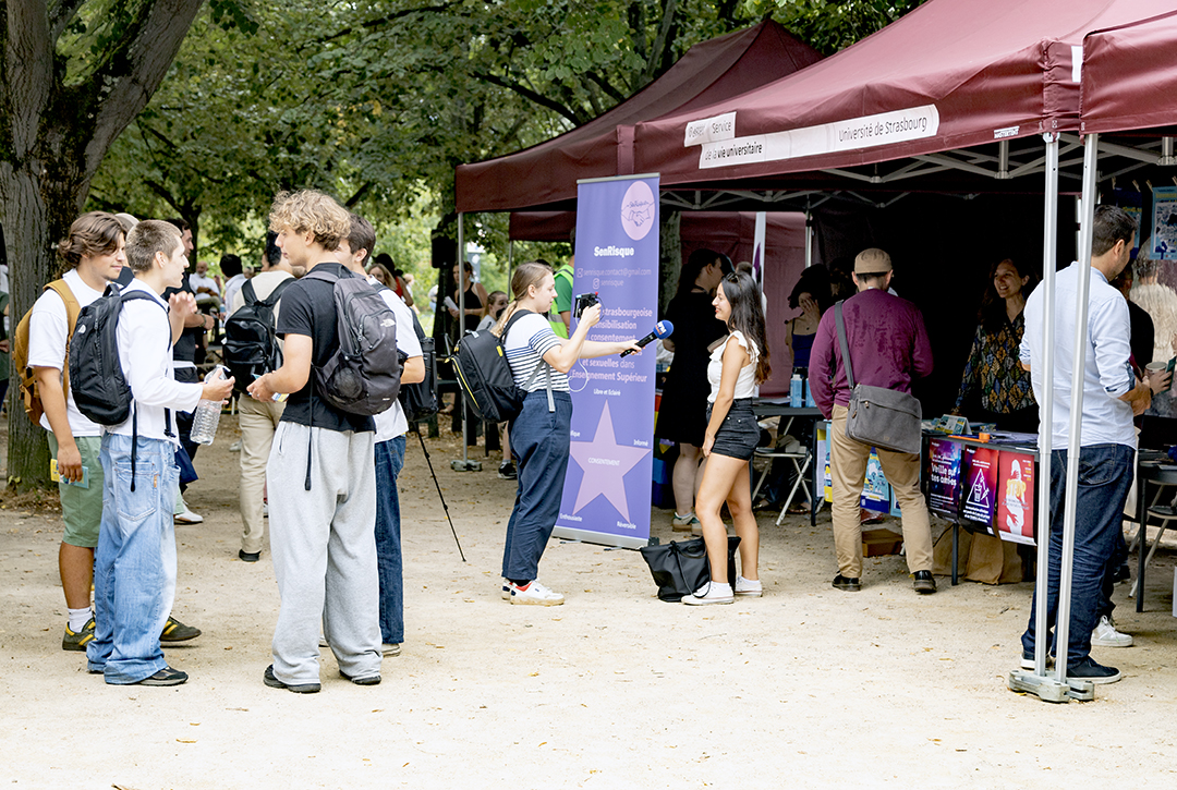 Après le report du village solidaire en raison de la météo (18 et 19 septembre), les festivités de rentrée ont repris jeudi 5, avec l'enregistrement en direct de l'émission « Campus Angels », qui met les Violences sexistes, sexuelles et homophobes (VSSH) sur le devant de la scène. © Catherine Schröder / Unistra