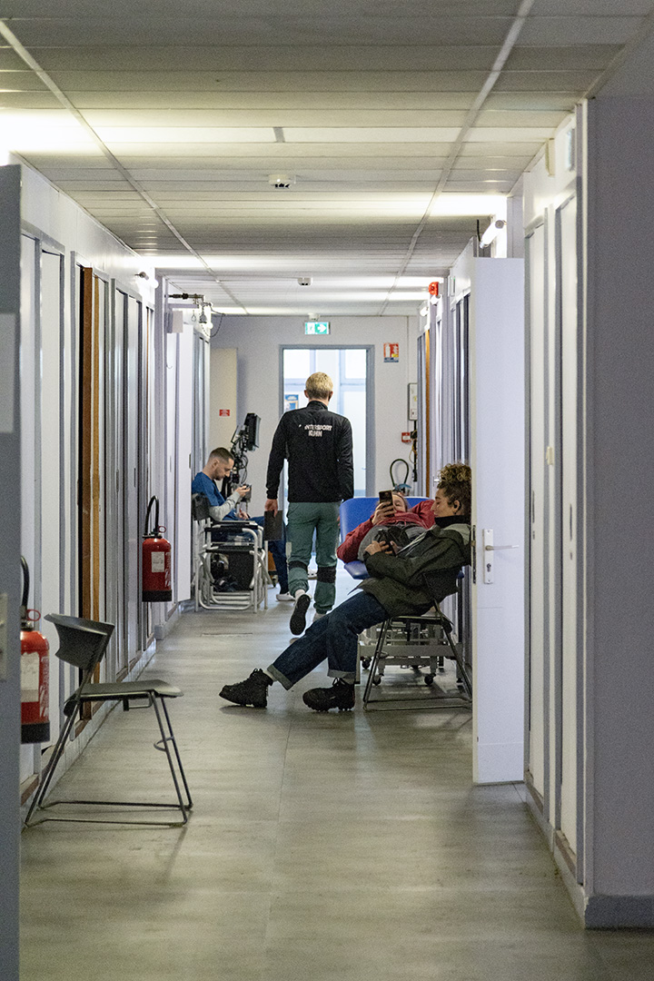 Durant la coupure, le couloir de l'IML prend des allures d'hôpital.
