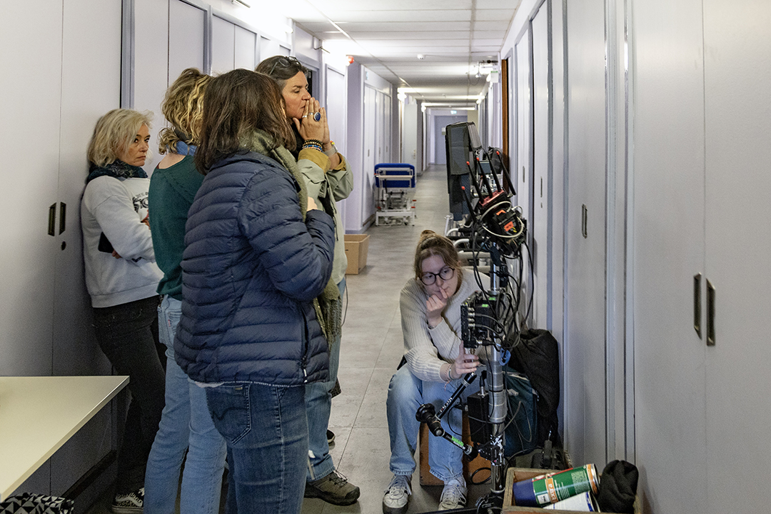 Salomé, troisième assistante cameraman, s’occupe du retour vidéo, que la réalisatrice vient consulter régulièrement, pour vérifier et valider la dernière scène qui vient d’être tournée.