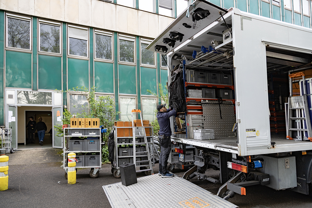 Toute la matinée du premier jour, les équipes sont à pied d’œuvre pour réaliser l’impressionnante installation et organisation du tournage de la série TV César Wagner.