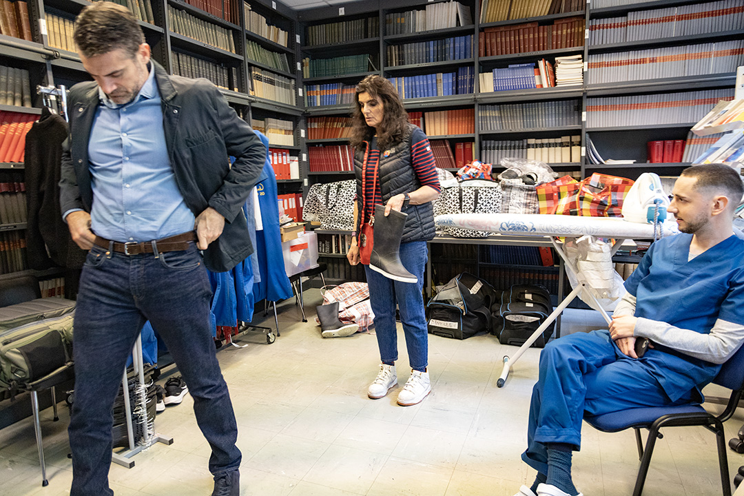 C’est dans la bibliothèque de l’Institut de médecine légale que Dinelle, l’habilleuse, reçoit les acteurs pour l’essayage des costumes de la série. 