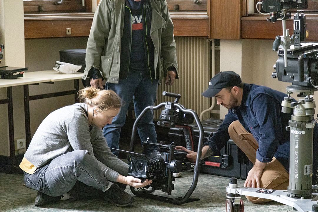 C'est dans la salle "Simonin" au 1er étage, élu plateau de tournage, que les assistants caméramans font les derniers réglages des caméras, sous le regard attentif du chef machiniste.