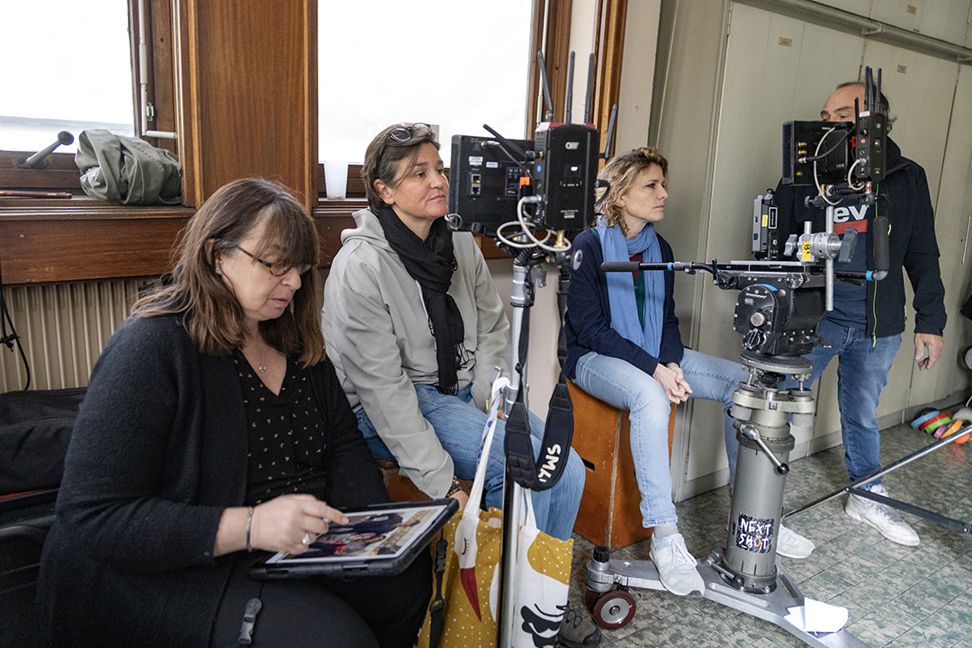 De gauche à droite, la scripte suit le détail de chaque prise de vue pour vérifier la cohérence des scènes entre elles, la réalisatrice, et son bras droit la cheffe opératrice responsable technique des prises de vues et de la qualité de l'image.
